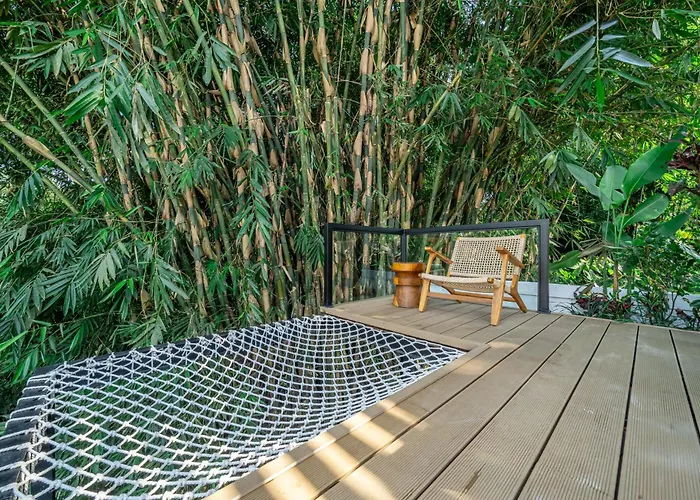 Brand-new With Gorgeous Jungle Views And An Expansive Pool
